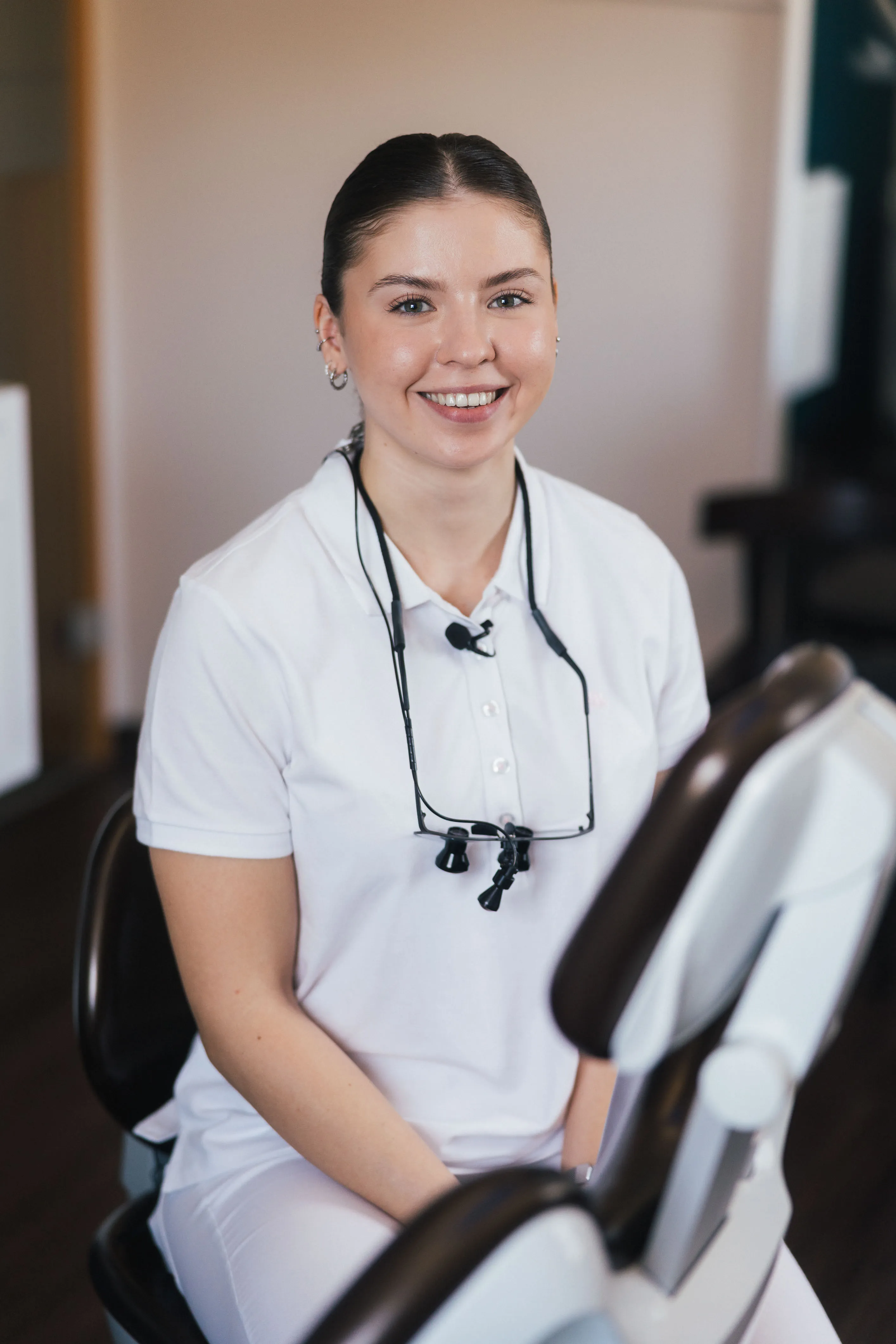 Jennifer am Behandlungsstuhl