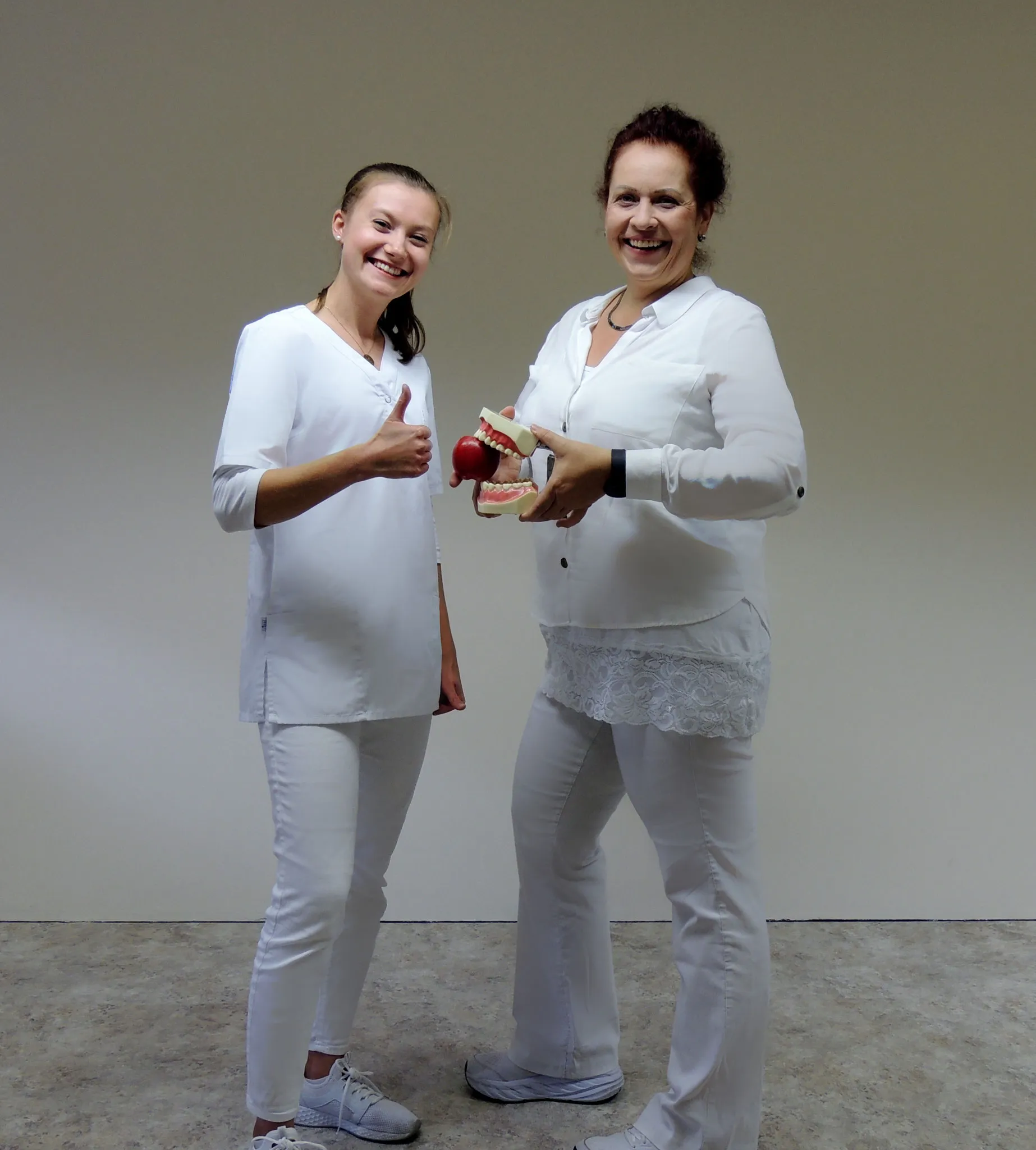 Bianca und Kollegin mit Zahnmodell – Prävention bei senzivo